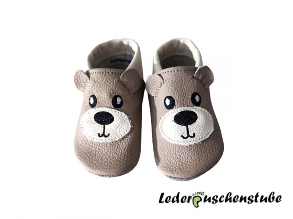 Lederpuschen beige-creme mit Bär (Ohr beige und Schnauze creme) sowie linke Ferse beige